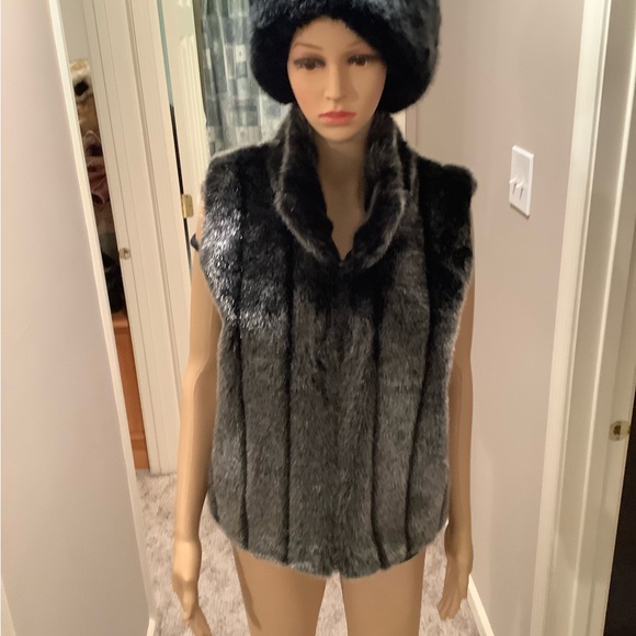 Elegant Black Faux Fur Vest Size Large - Picture 5 of 16